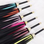 Schwarzer Blütenblatt-Swirl-Regensonnenschirm mit langem Griff