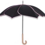 Schwarzer Blütenblatt-Swirl-Regensonnenschirm mit langem Griff