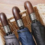 Regenschirm mit Holzhakengriff