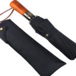 schwarzer Regenschirm mit Holzgriff