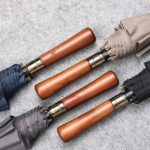 klassischer Regenschirm mit Holzgriff