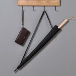 Robuster, gerader Regenschirm mit Bambusgriff