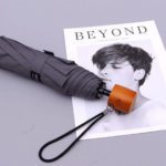 Klappschirm mit Holzgriff