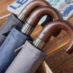 Regenschirme mit gebogenen Holzgriffen