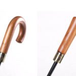 Regenschirme mit gebogenen Holzgriffen