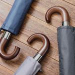 Regenschirm mit Holzgriff und automatischer Öffnung