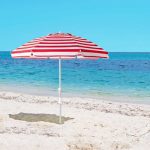 6.5 Fuß großer Strandschirm mit roten Streifen