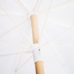 Antiker weißer Strandschirmrahmen