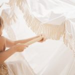 Antiker weißer Strandschirm mit Fransen