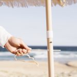 Antiker weißer Strandschirm mit Stange