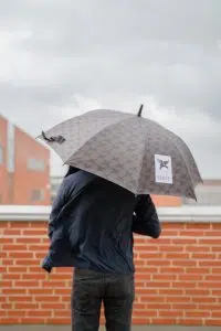 guarda-chuva de hotel cinza