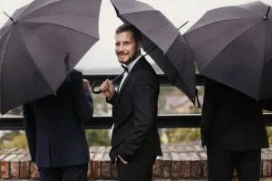 homem de guarda-chuva de hotel