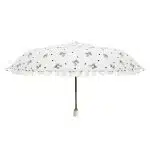 Frau faltet Regenschirm