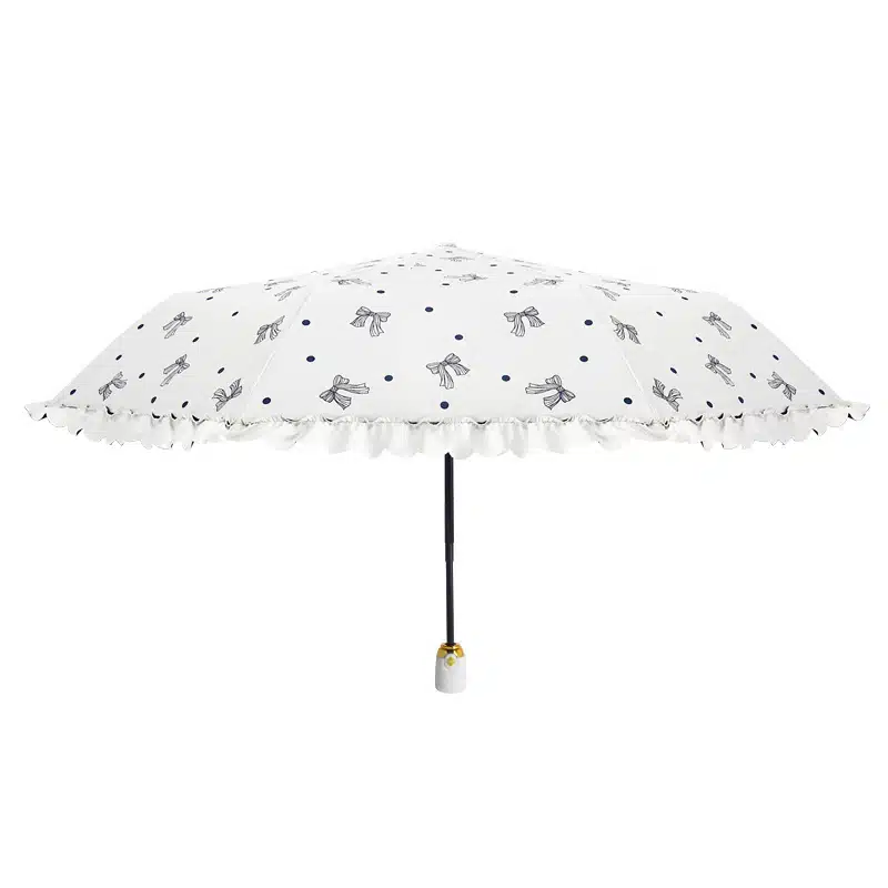 Frau faltet Regenschirm