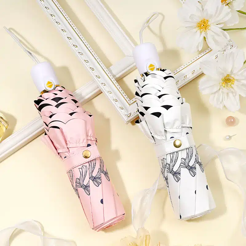 süße faltbare Regenschirmfrau