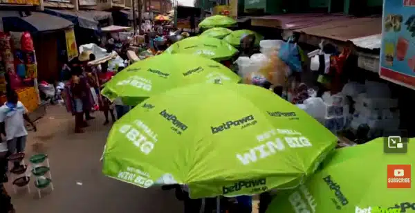 BetPawa Outdoor Advertising Paraply: Styrker markedsleverandører på tværs af Accra, Ghana