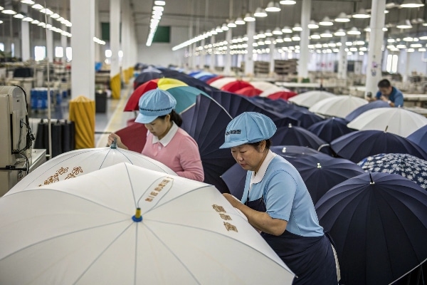 eine Person, die einen Regenschirm inspiziert