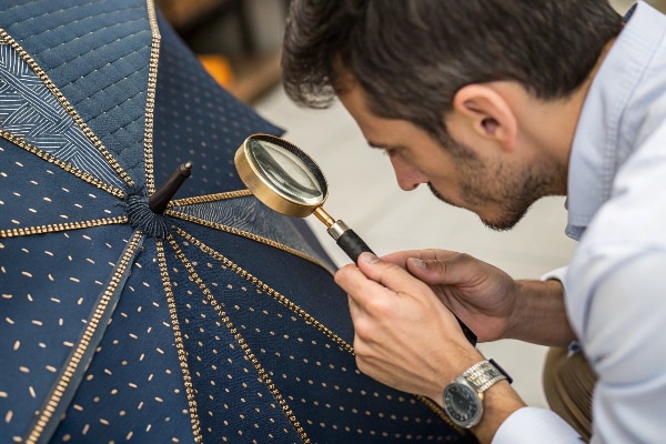 ein Qualitätskontrollspezialist, der eine Performa durchführt