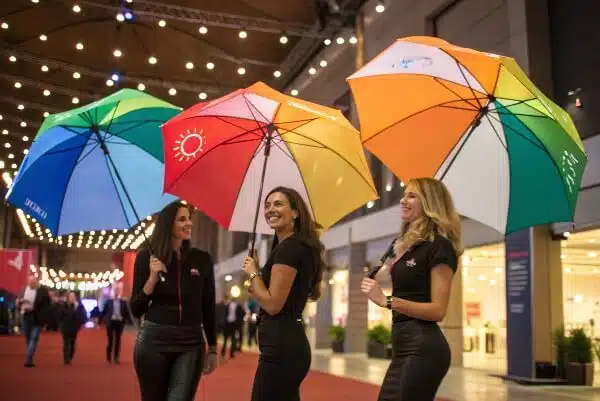 algumas-mulheres-estão-segurando-atraentes-guarda-chuva-de-marca (1)