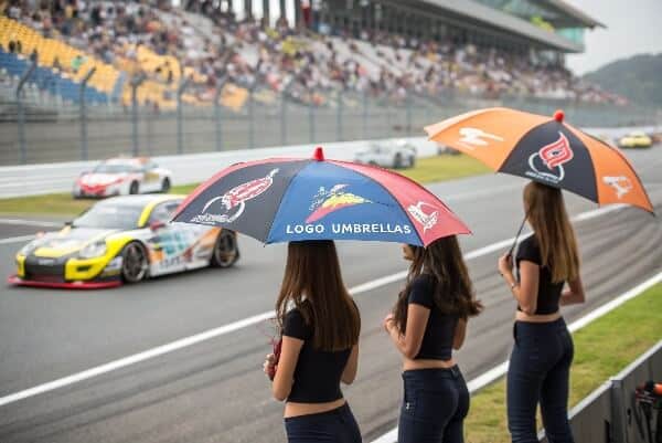 некоторые-женщины-держат-привлекательный-пользовательский-логотип-umbr (1)