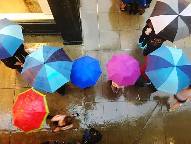Brauchen Sie schnell Regenschirme? So erhalten Sie individuelle Event-Regenschirme in 15 Tagen