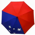 Evento de guarda-chuvas com bandeiras personalizadas