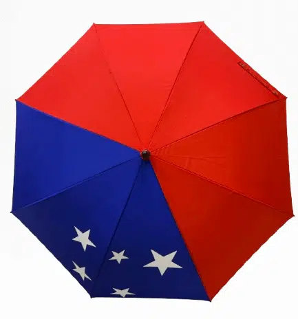 Evento de guarda-chuvas com bandeiras personalizadas
