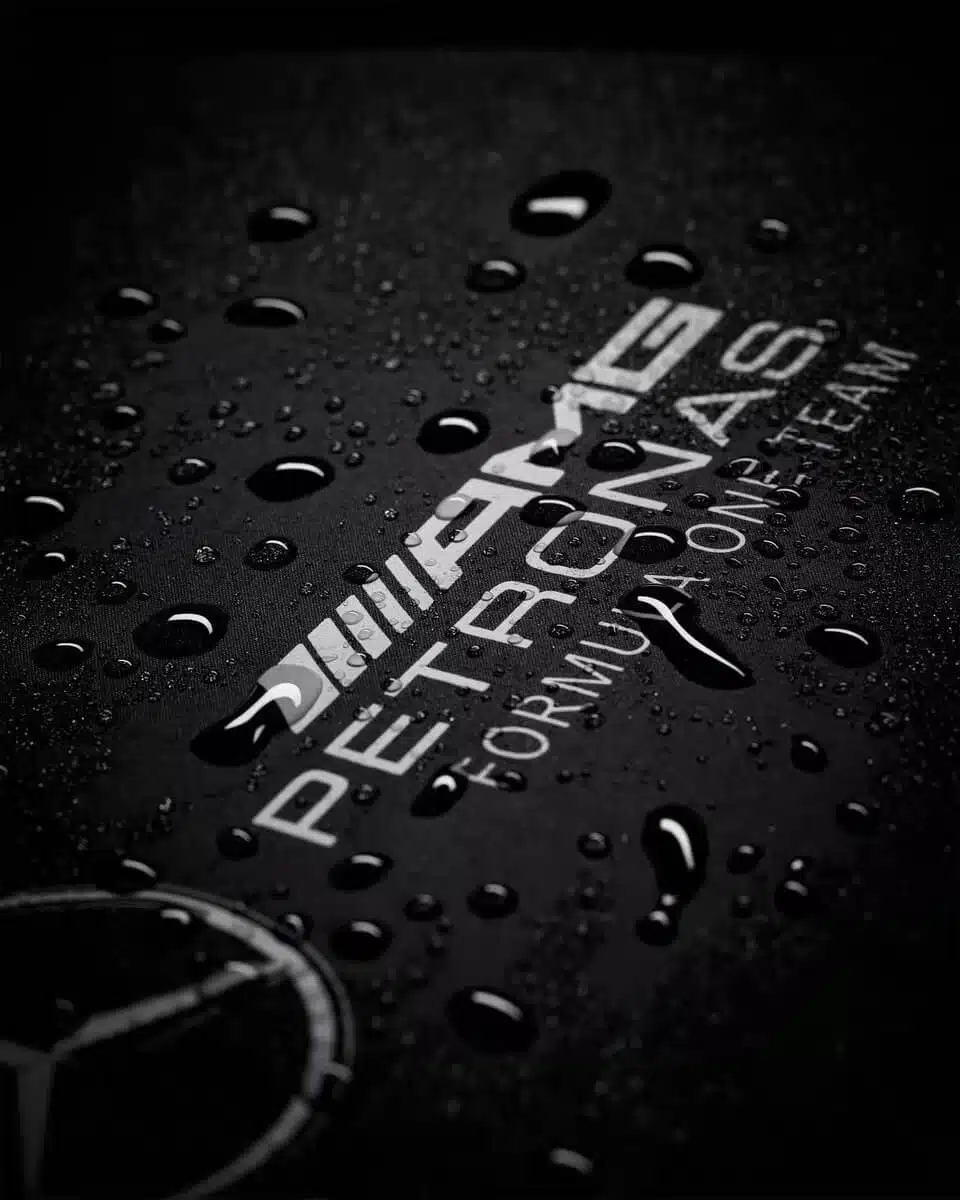 مظلة تحمل شعار مرسيدس-AMG 